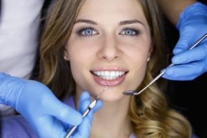 dentist, IAOMT promovon integrimin e shëndetit oral, zyrën dentare, pacientin, pasqyrën e gojës, pasqyrën e dentistit, gojën, sondën e dhëmbëve, dhëmbët