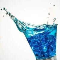 杯水氟化物溢出和飞溅的水滴