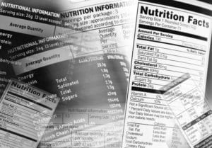Svartvitt foto av olika näringsinformationsfakta märkning från mat som innehåller fluor