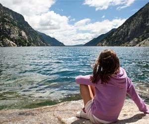 dívka u jezera znečištění fluoridy a životní prostředí